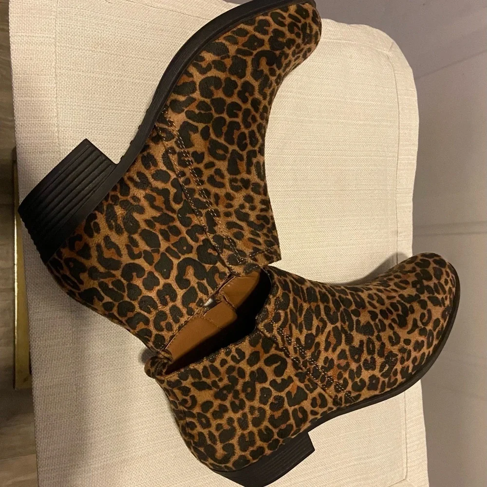 143 Girl animal print booties